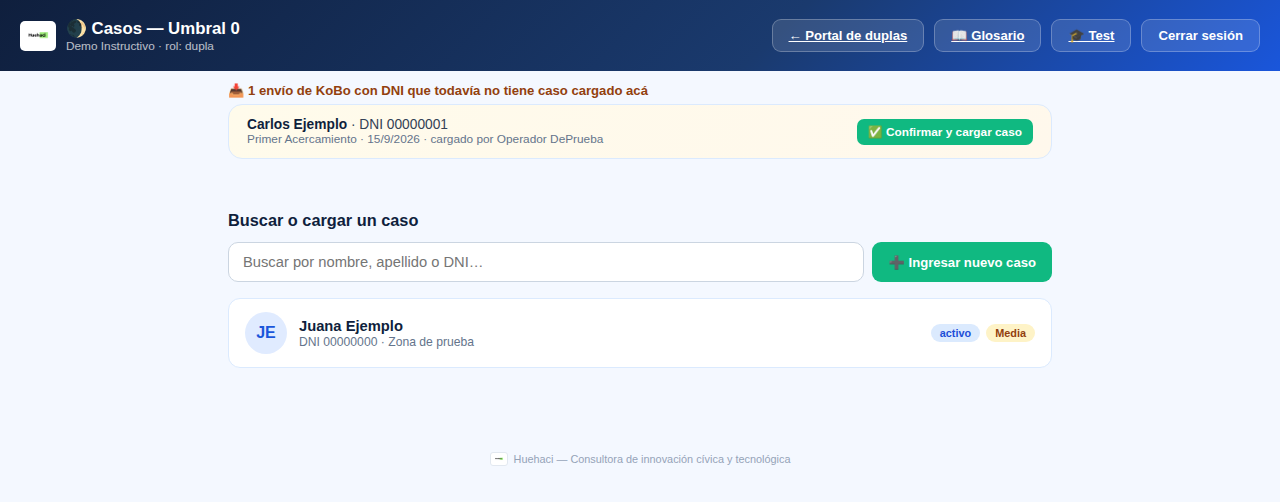 Pantalla de búsqueda de Casos con un envío de KoBo pendiente de confirmar (Carlos Ejemplo) y un caso ya cargado (Juana Ejemplo) en la lista.